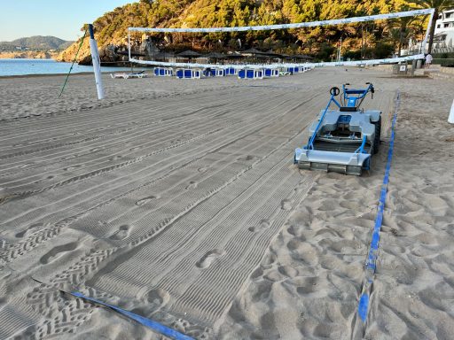 arena, maquina de limpiar playa  y red de vóley